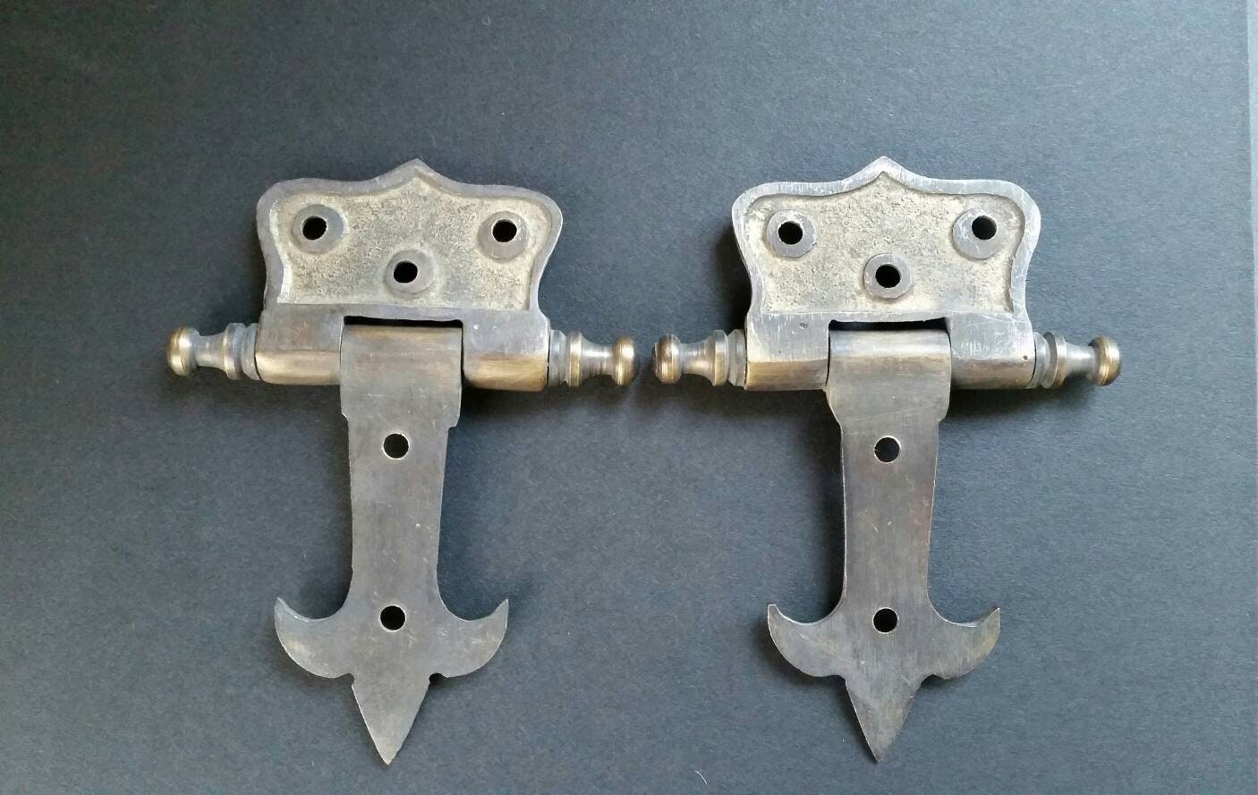 2 x Antique Brass Fleur de Lis Finial Tip Door, Cabinet, Box, Rat Tail Hinges 3 1/2" #Q1