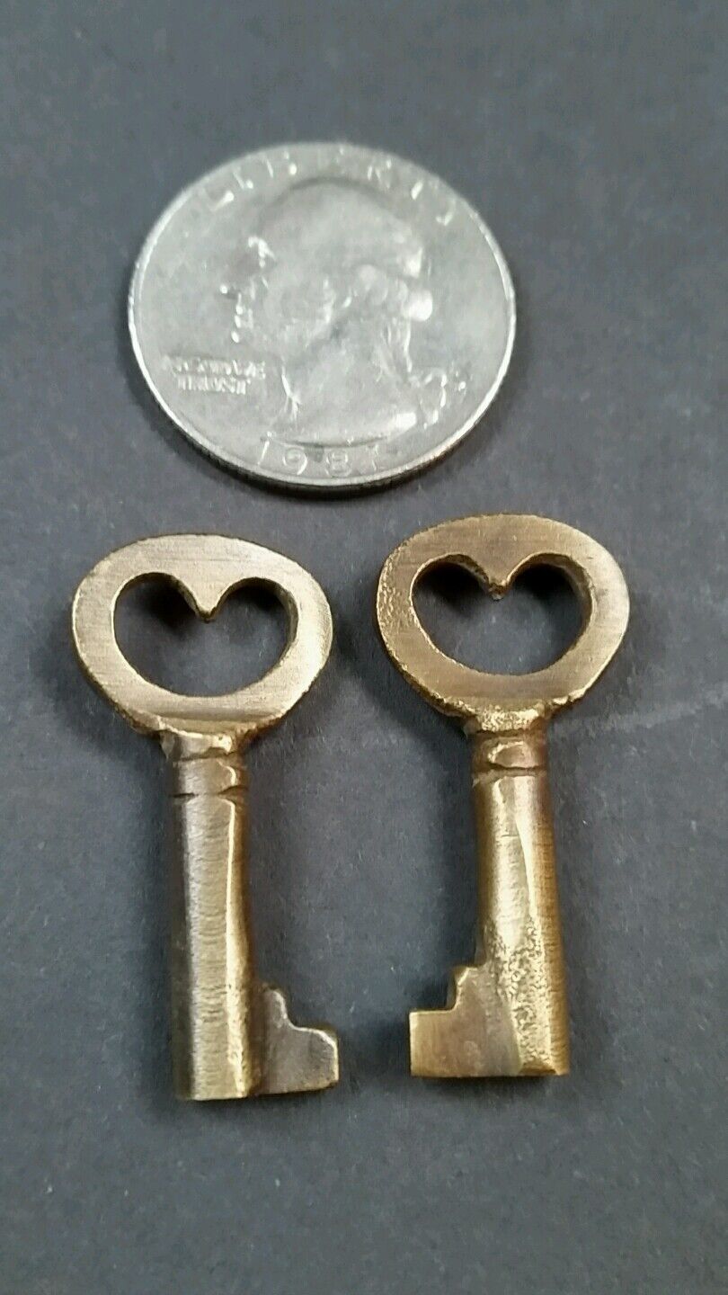 2 Unique Small Antique Vintage Style Brass HEART LOVE Keys Jewelry component #L6