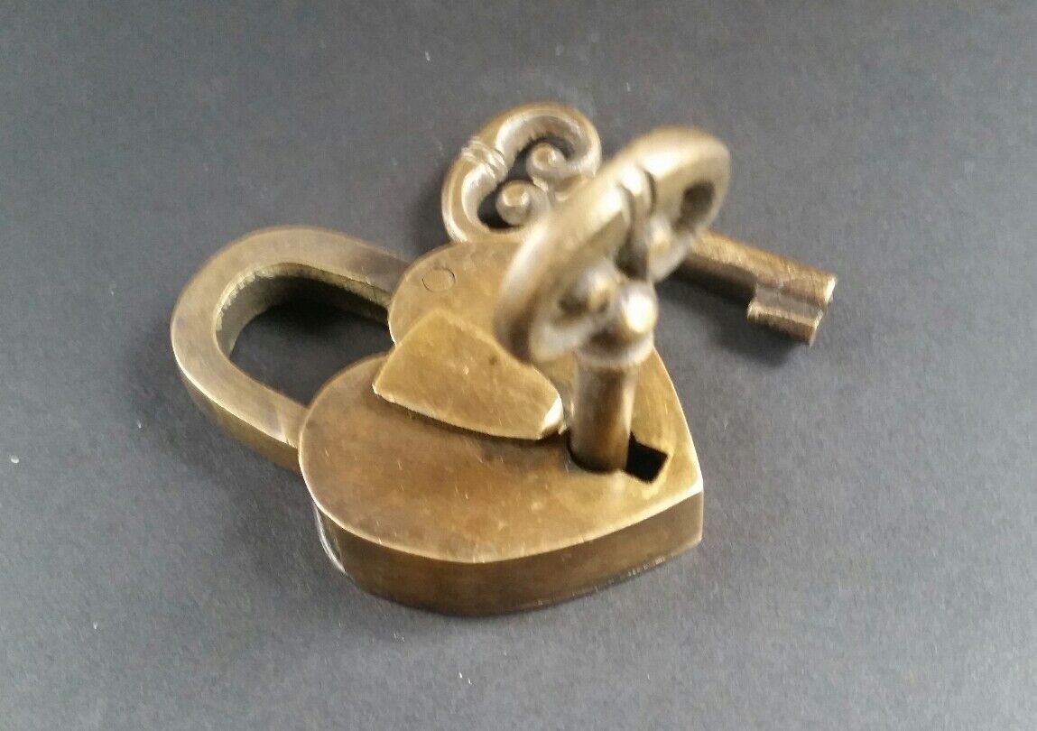 Vtg. style ♡ Love Valentine Paris HEART LOCK 2 Skeleton Keys Brass 2-3/4" #L8