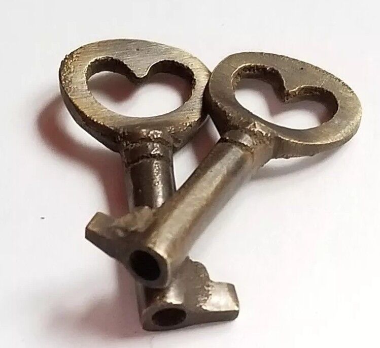 10 Unique Small Antique Vintage Style Brass HEART LOVE Keys Jewelry part. #L6