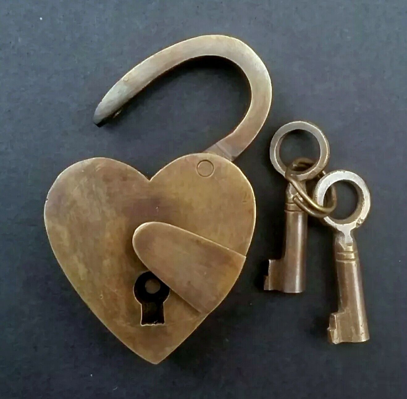Vtg. Style ♡ Love Valentine Heart Paris PADLOCK, 2 SKELETON Keys Brass 3"t. #L3