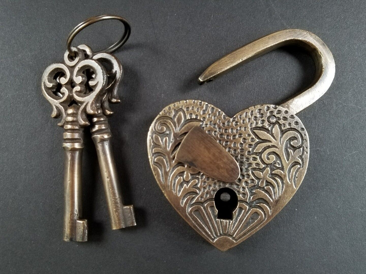 ♡ HEART LOVE Paris PADLOCK 3-3/4" Ornate carving Vtg. Style, 2 Skeleton Keys #L7