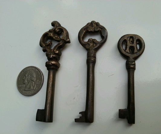 3 Ornate Skeleton KEYS vintage LOT OF 3 KEYs jewelry component #L4