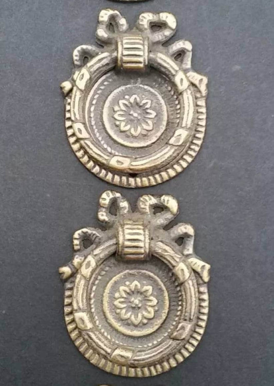 2 x Decorative Classic Laurel Leaf Ribbon Bow and Wreath round ring handles, pulls, knobs in solid brass #H23