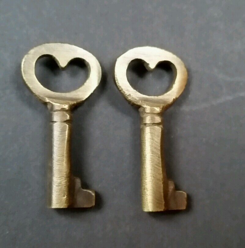 2 Unique Small Antique Vintage Style Brass HEART LOVE Keys Jewelry component #L6