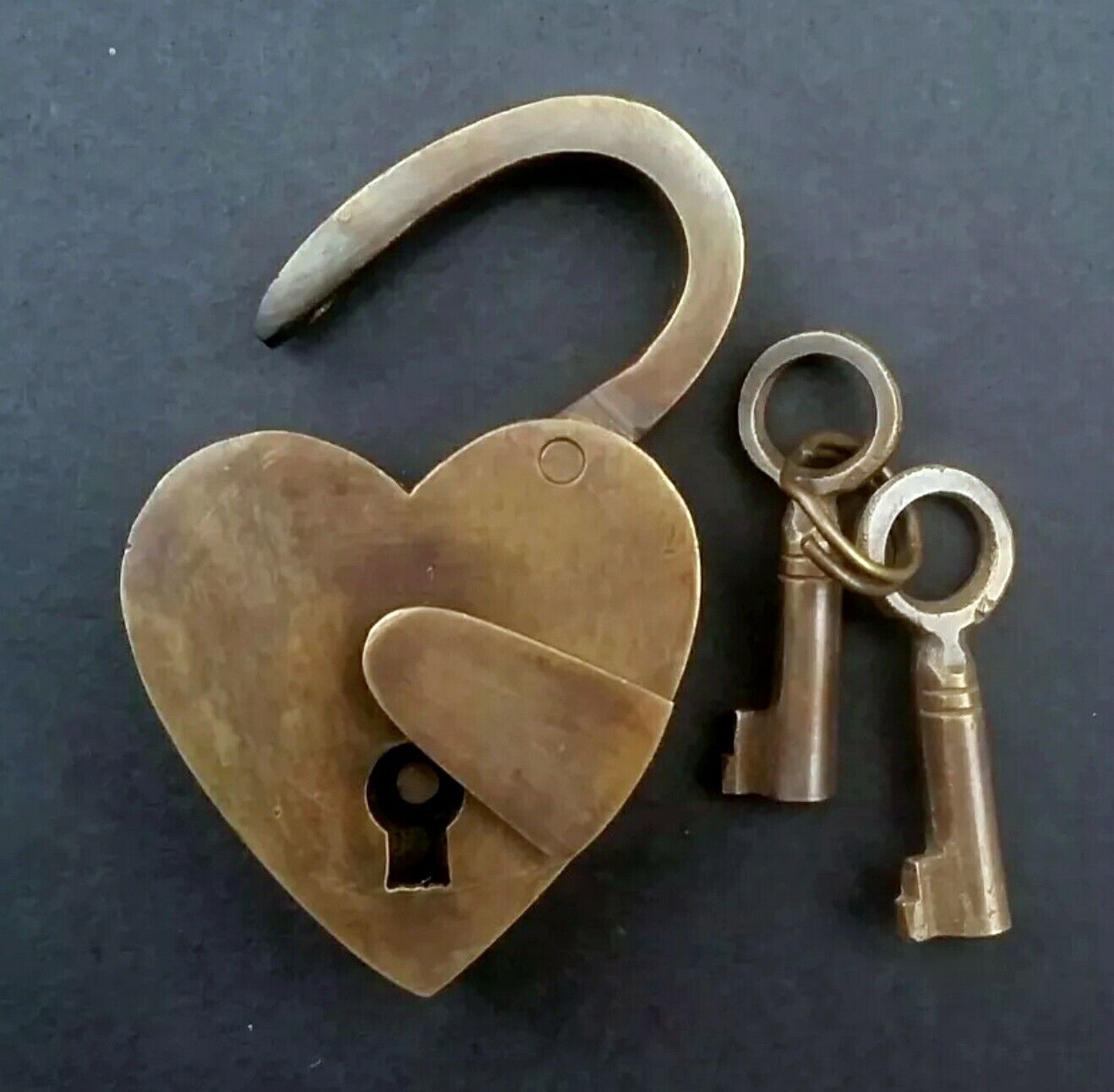 Vtg. Style ♡ Love Valentine Heart Paris PADLOCK, 2 SKELETON Keys Brass  3"t. #L3