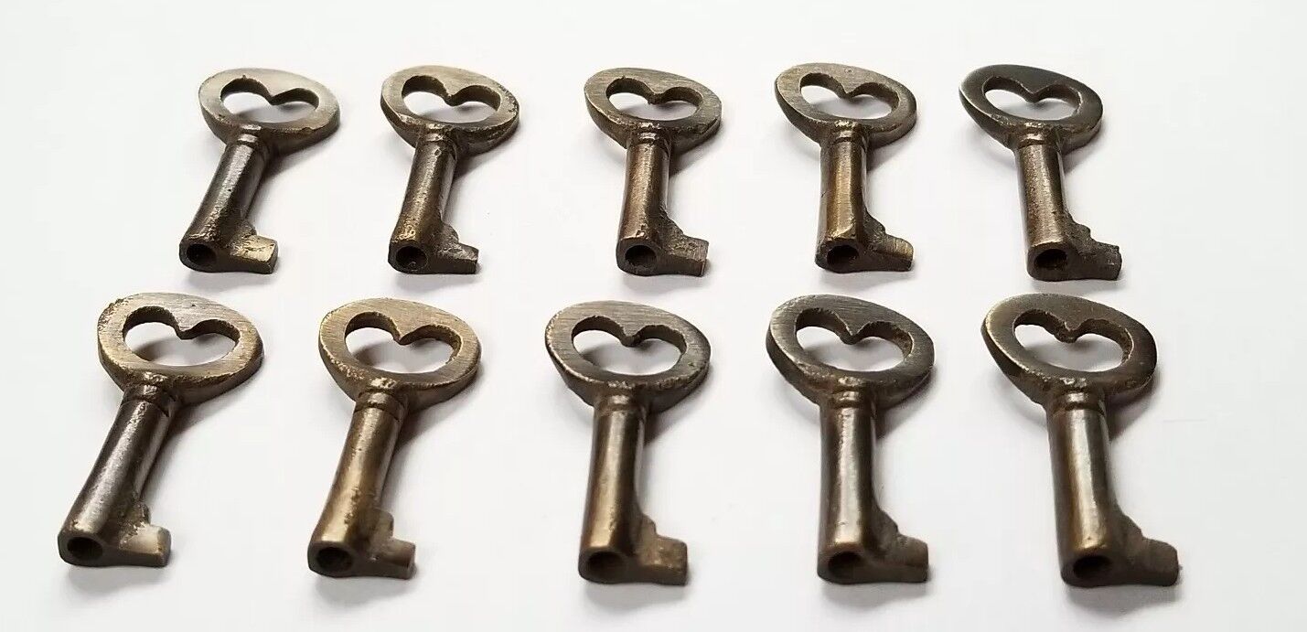 10 Unique Small Antique Vintage Style Brass HEART LOVE Keys Jewelry part. #L6