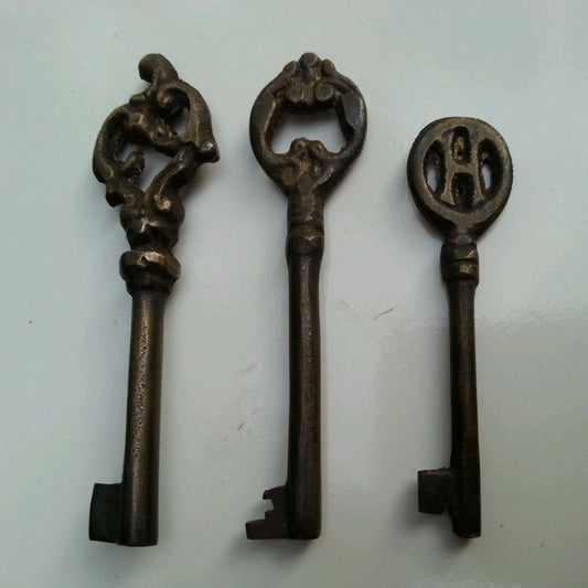 3 Ornate Skeleton KEYS vintage LOT OF 3 KEYs jewelry component #L4